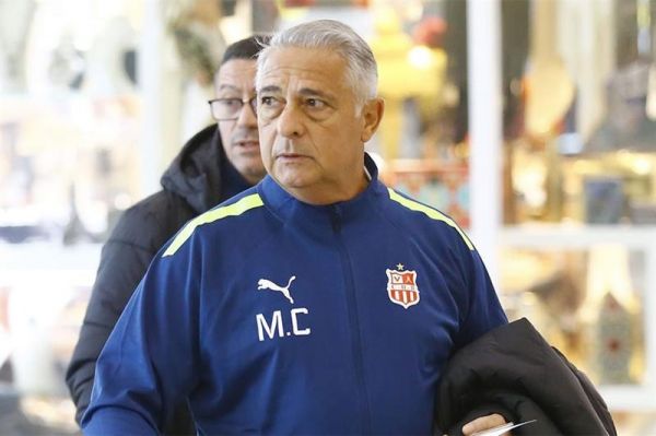  استادِ اوسمار در نزدیکی نیمکت پرسپولیس