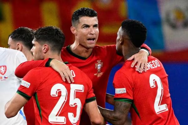 ادعای کارشناس انگلیسی بازیکنان پرتغال به رونالدو پاس نمیدادند