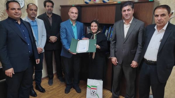  تقدیر از مدیر دبیرخانه فدراسیون فوتبال