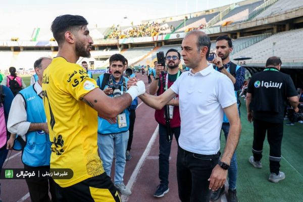 حواشی دیدار مس رفسنجان - سپاهان استقبال کم هواداران از فینال جام حذفی تشویق نویدکیا توسط سپاهانیها
