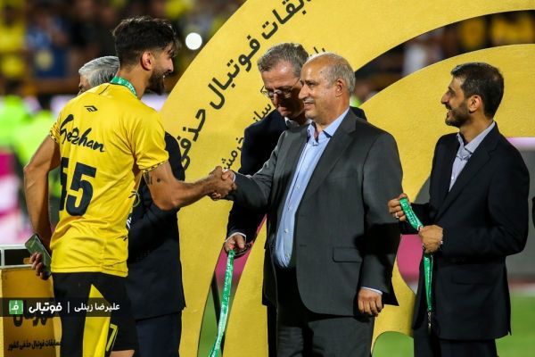  اهدای جام قهرمانی به سپاهانی‌ها با حضور تاج