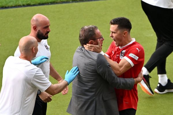 عکس؛ خوشحالی جالبی که بازیکن اتریش با رانگنیک انجام داد