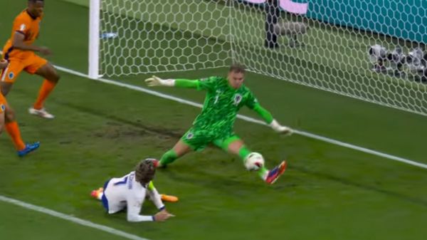 عکس؛ دروازهبان هلند و تکرار حرکت امیلیانو مارتینز مقابل فرانسه