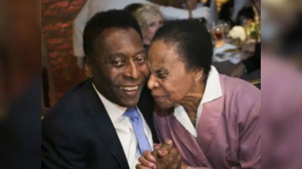 درگذشت مادر پله در سن 101 سالگی