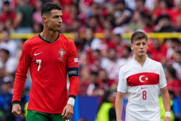 قابی از نگاههای آردا گولر به کریستیانو رونالدو