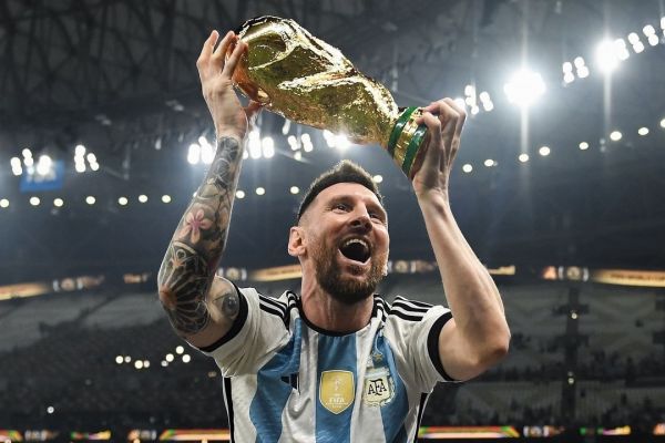 صفحه رسمی جام جهانی و تبریک تولد مسی به زبان فارسی عکس