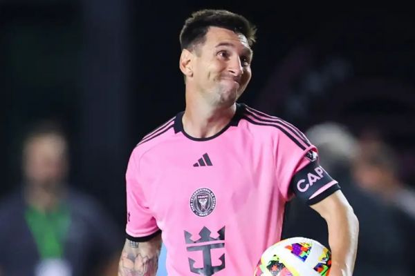 چرا مسی در حین بازیها قدم میزند