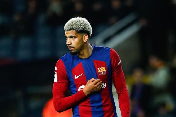  مدیران بارسلونا در انتظار تصمیم مدافع اروگوئه‌ای برای آینده‌اش