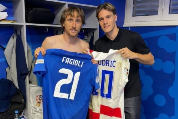 عکس یادگاری هافبک جوان تیم ملی ایتالیا با مودریچ