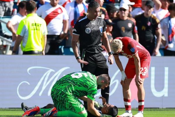  کمک داور بازی کانادا و پرو غش کرد   ویدیو