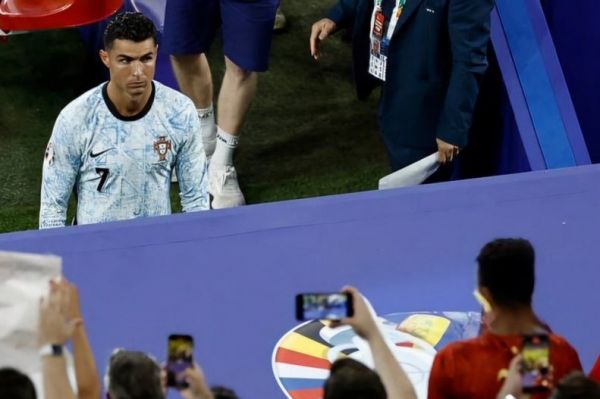 عکس؛ جیمی جامپی که در آستانه پریدن روی رونالدو بود