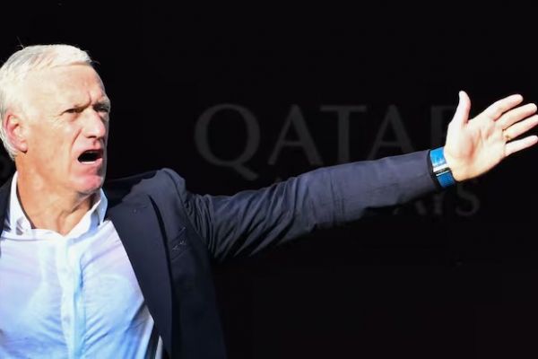 دشان، رختکن تیم ملی فرانسه را دوشقه کرد