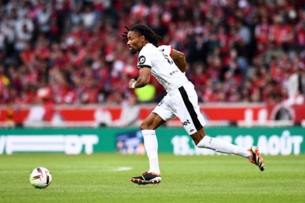  خفرن تورام نزدیک به درب های ورزشگاه آلیانز تورین