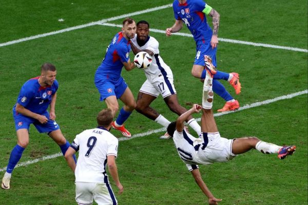 شیر خفته بیدار شد با جادوی بلینگام، انگلیس جان سالم به در برد