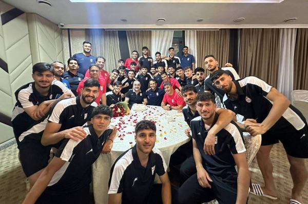 جشن تولد سرمربی در اردوی تیم ملی فوتبال جوانان ایران