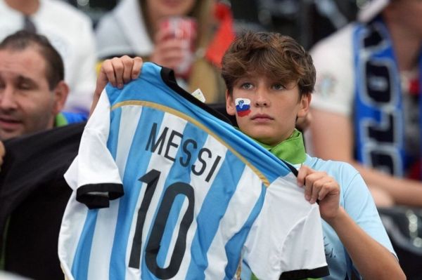 هواداران اسلوونی که پیراهن مسی را با خود به ورزشگاه برده بودند عکس