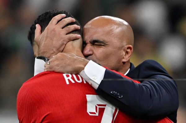  عکس؛ بوسه سرمربی پرتغال به رونالدو پس از صعود به یک چهارم نهایی