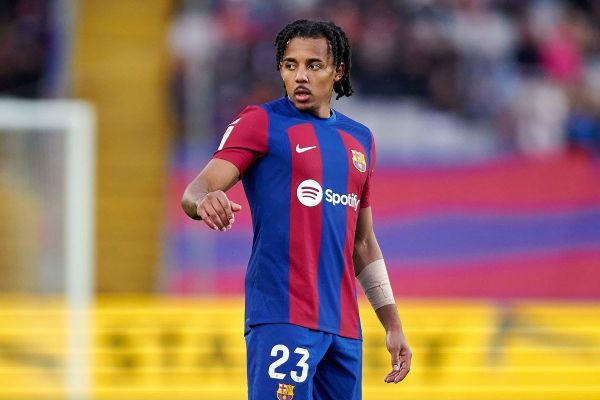 مدافع فرانسوی بارسلونا در لیست فروش قرار خواهد گرفت