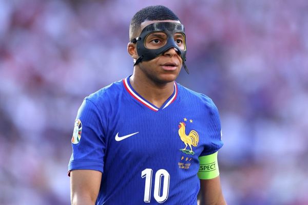 واکنشها به عملکرد کیلیان امباپه با ماسک محافظ