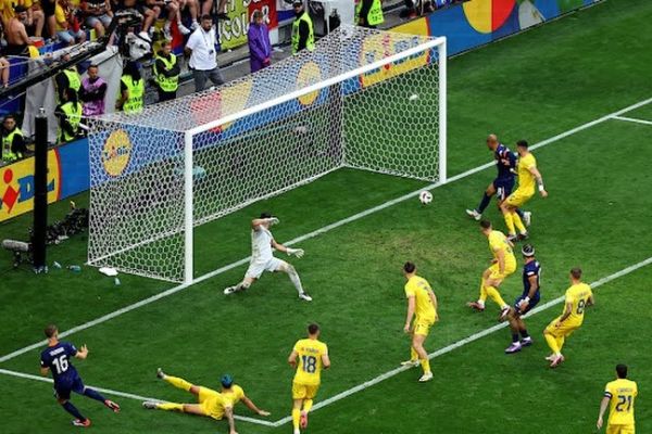  هلند سه - صفر رومانی  هلند به رومانی درس فوتبال داد