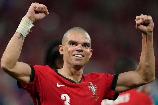  په په چند سال از پدر لامین یامال بزرگ‌تر است