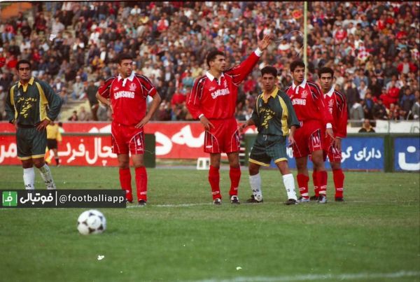  نوستالژی فوتبالی  از راست  هادی مهدوی‌کیا، حامد کاویانپور، حمیدرضا رجبی، رضا جباری، علی انصاریان و حمید ابراهیمی در نمایی از بازی پرسپولیس و پاس در سال ۷۹