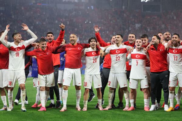  جشن صعود بازیکنان ترکیه به یک چهارم نهایی یورو با 300 کباب