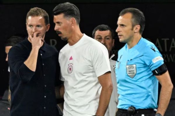  حمله مربی تیم ملی آلمان به داور در تونل ورزشگاه