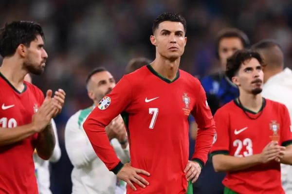 عکس؛ ریلکس کردن رونالدو در خانهاش کنار فرزندش