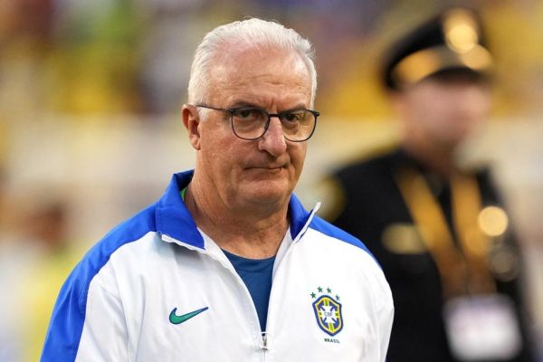  رفتار عجیب بازیکنان برزیل با سرمربی تیمشان؛ او را به حلقه اتحاد راه ندادند