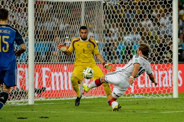  شبی که ماریو گوتزه آرزوهای لیونل مسی را به باد داد