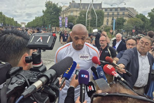 حمل مشعل المپیک پاریس توسط تیری هانری + عکس