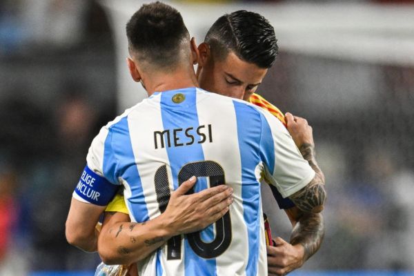 عکس؛ برخورد گرم خامس رودریگز و مسی با همدیگر