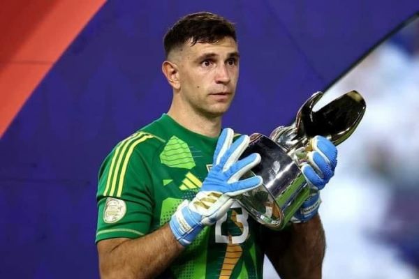 عکس؛ دروازهبان آرژانتین و دریافت جایزه ویژهاش پس از فینال کوپا آمریکا