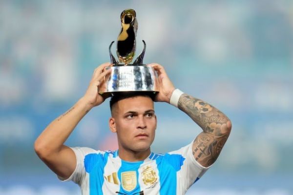 جایزه آقای گلی کوپا آمریکا در دستان همتیمی مهدی طارمی