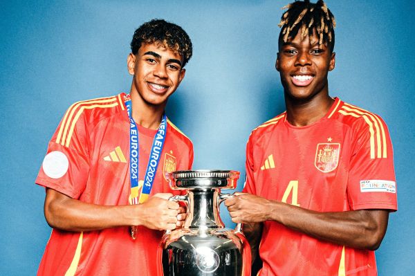  تصویر جالب نیکو ویلیامز و یامال  سنگ، کاغد، جام