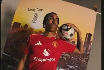 استقبال کاپیتان منچستریونایتد از خرید جدید این باشگاه عکس