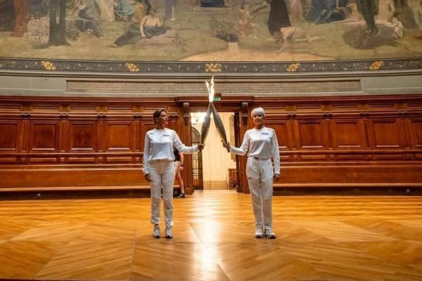 گزارش تصویری حرکتِ ماجراجویانه مشعل بازیهای المپیک پاریس ۲۰۲۴ در فرانسه