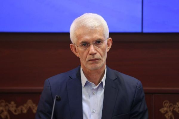 اسبقیان وزنهبرداری در حال پوست اندازی است