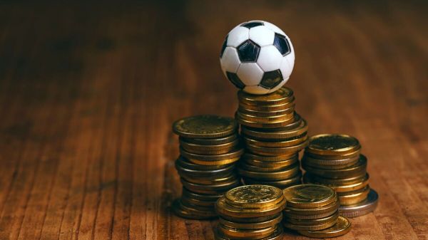 اختصاصی ورود فدراسیون فوتبال و نهادهای نظارتی به ماجرای عدم رعایت سقف قرارداد در چند باشگاه بزرگ؛ کسر امتیاز و محرومیت از راه میرسد