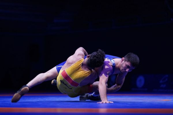  گزارش ایسنا  یک بام و دو هوای باشگاه فولاد در تیم‌داری؛ پول برای فوتبالیست هست، برای کشتی‌‎گیر نه