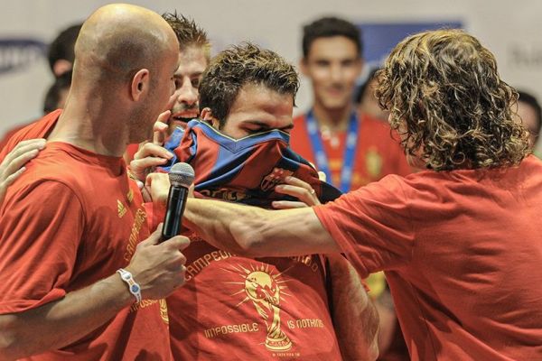 وقتی پویول و پیکه پیراهن بارسلونا را بر تن بازیکن آرسنال کردند عکس