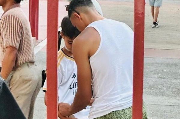  عکس؛ لحظه‌ای که ستاره لیورپول پیراهن رئال مادرید را امضا کرد