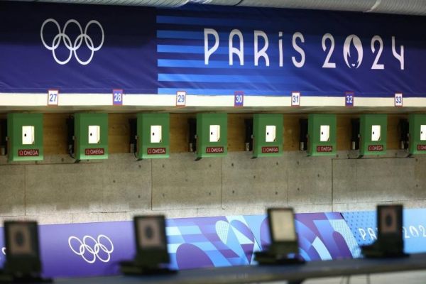 المپیک 2024 پاریس مدال طلای تپانچه بادی بر گردن ورزشکار چینی