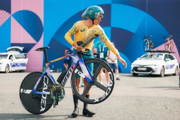 المپیک 2024 پاریس انتقال دوچرخهسوار استرالیایی به بیمارستان در پی سانحه در جاده مرطوب