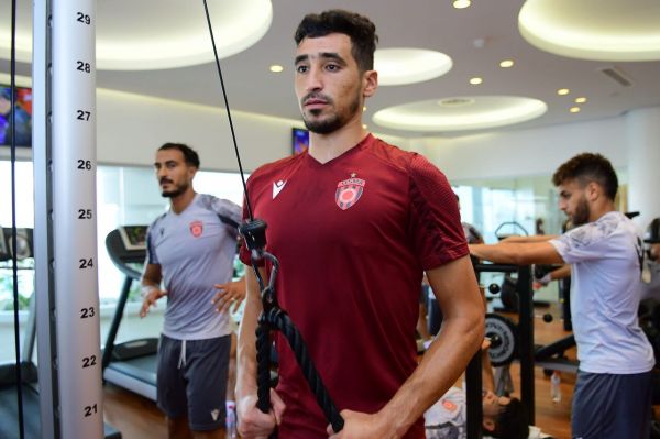  چرا حضور دروازه‌بان تیم ملی الجزایر در پرسپولیس منتفی شد