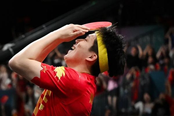 المپیک 2024 پاریس شکست ناباورانه مرد اول تنیس روی میز جهان عکاسان، راکت ورزشکار چینی را شکستند