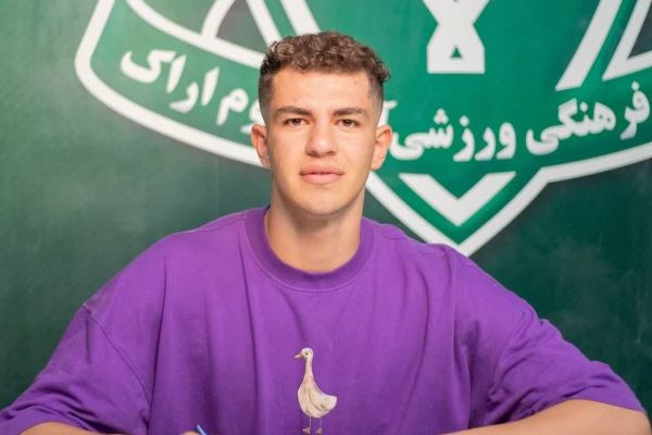 دروازهبان آلومینیوم ۴ساله امضاء کرد