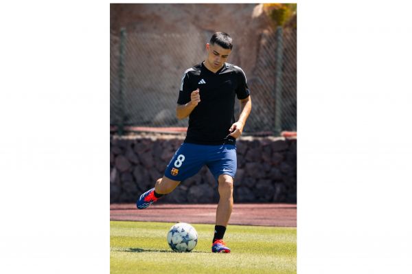  عکس؛ هافبک بارسلونا پا به توپ شد