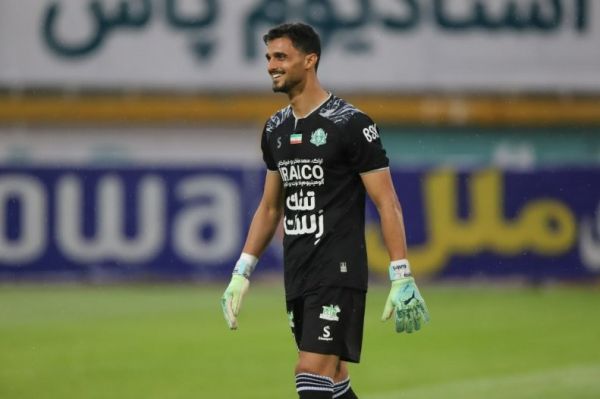 دروازه بان پرسپولیس، آبی پوش شد